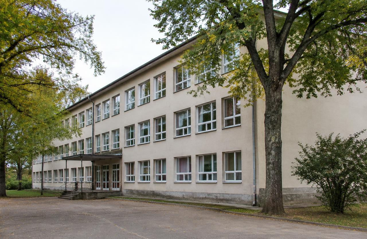 Schulgebäude in Ostdeutschland mit leichten Feuchtespuren am Sockel (Symbolbild)